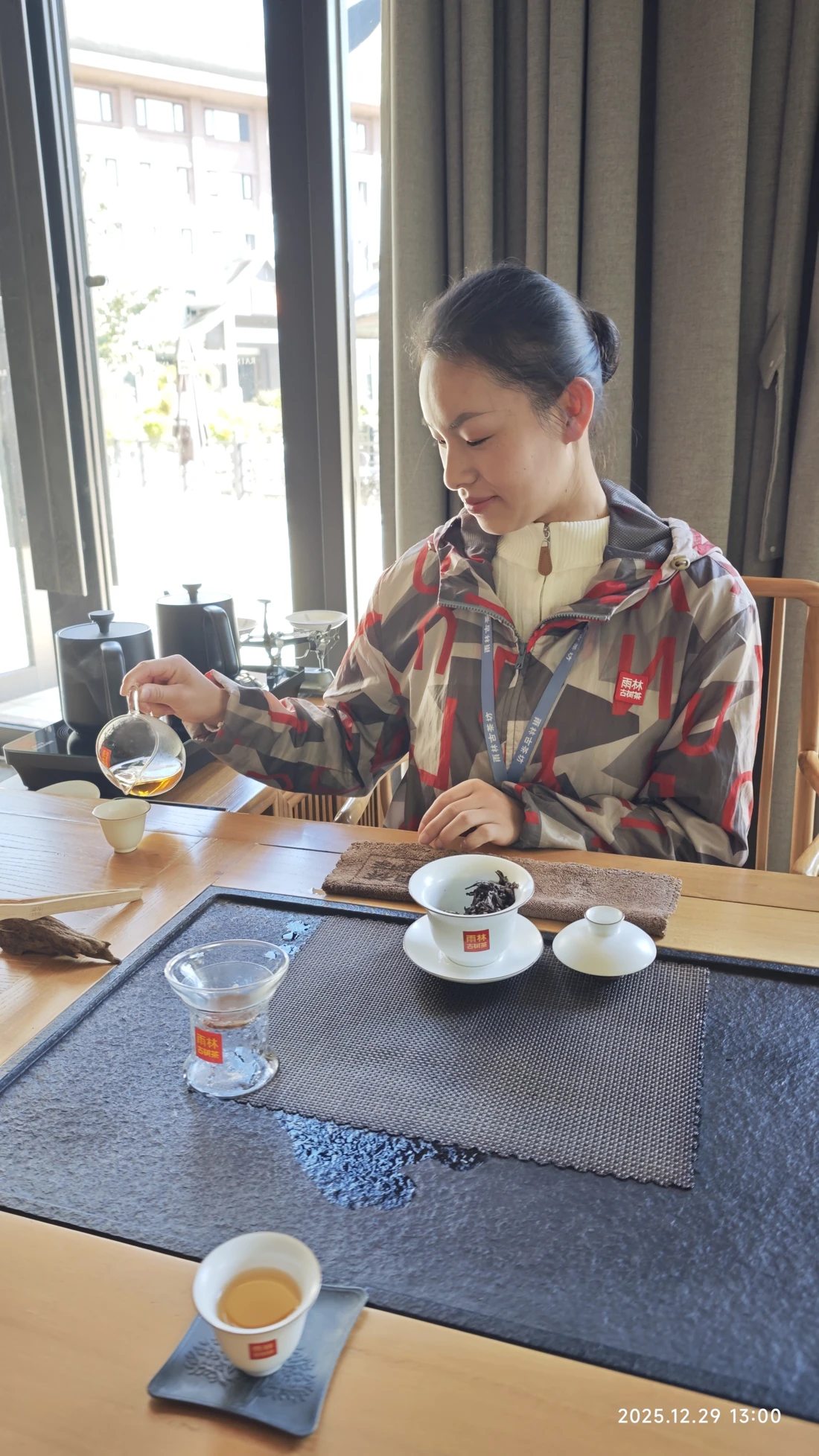 Brewing and tasting. The server rinses the leaves before brewing. The tea has a rich aroma, a golden liquor and a lingering sweet aftertaste.