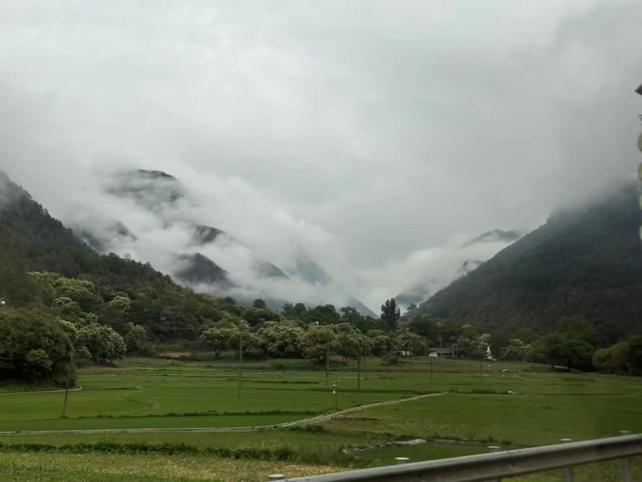 Mist drifting through the mountains of Menghai