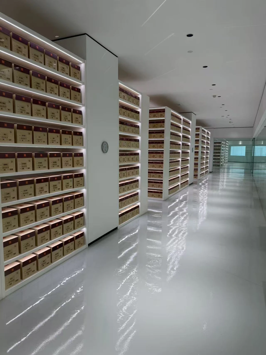 Yulin Guchafang’s tea museum preserves samples collected over the years at a constant temperature. This collection provides quality data for subsequent blending and production.